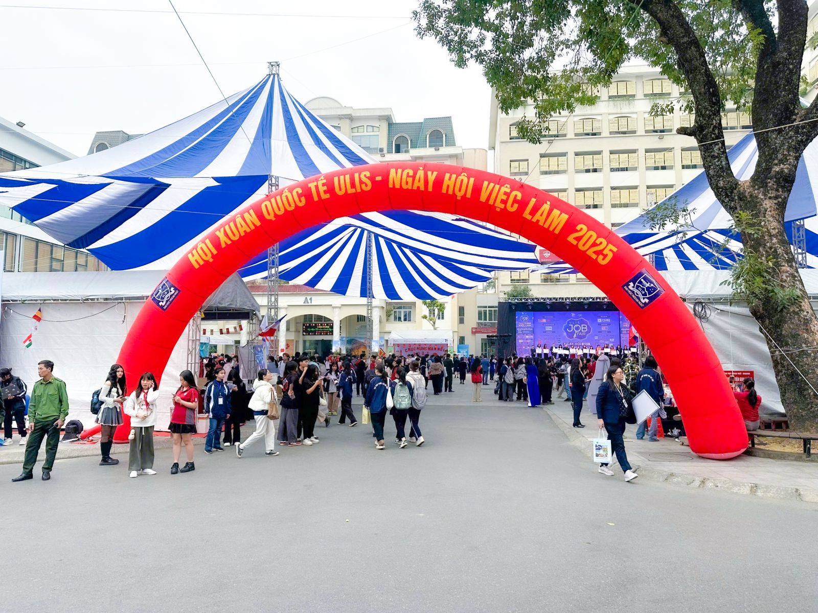 Sinh viên có cơ hội tìm kiếm việc làm tại ULIS Job Fair 2025